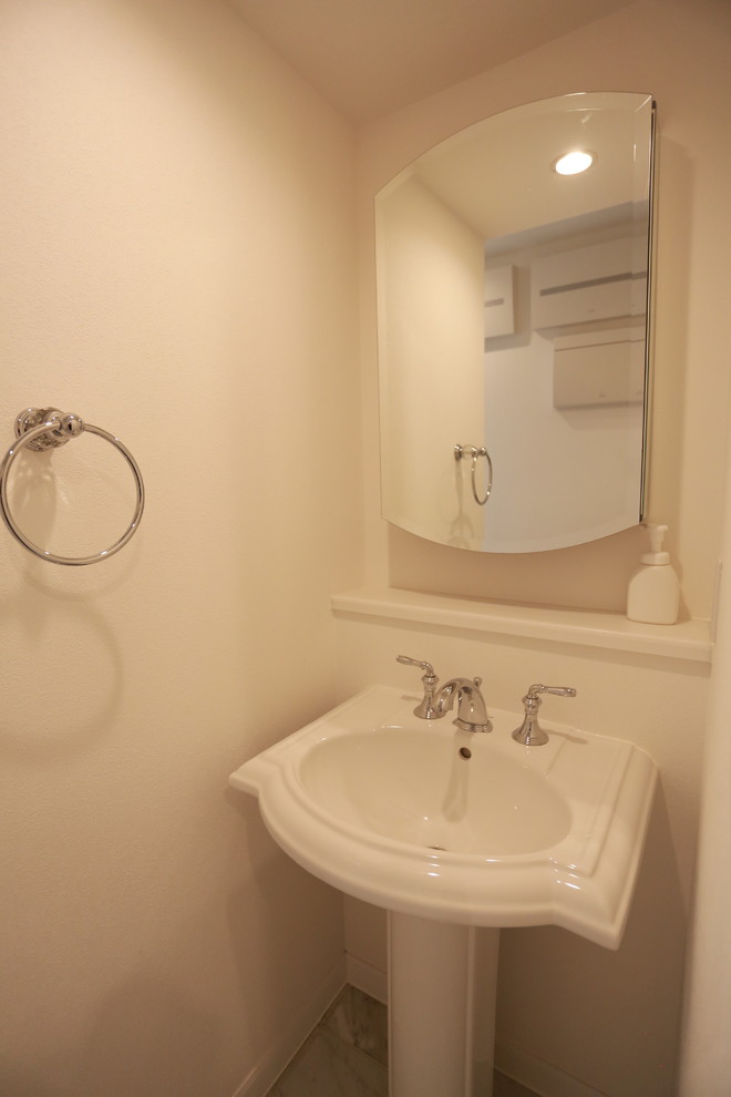 他の地域にあるトラディショナルスタイルのおしゃれなトイレ・洗面所の写真