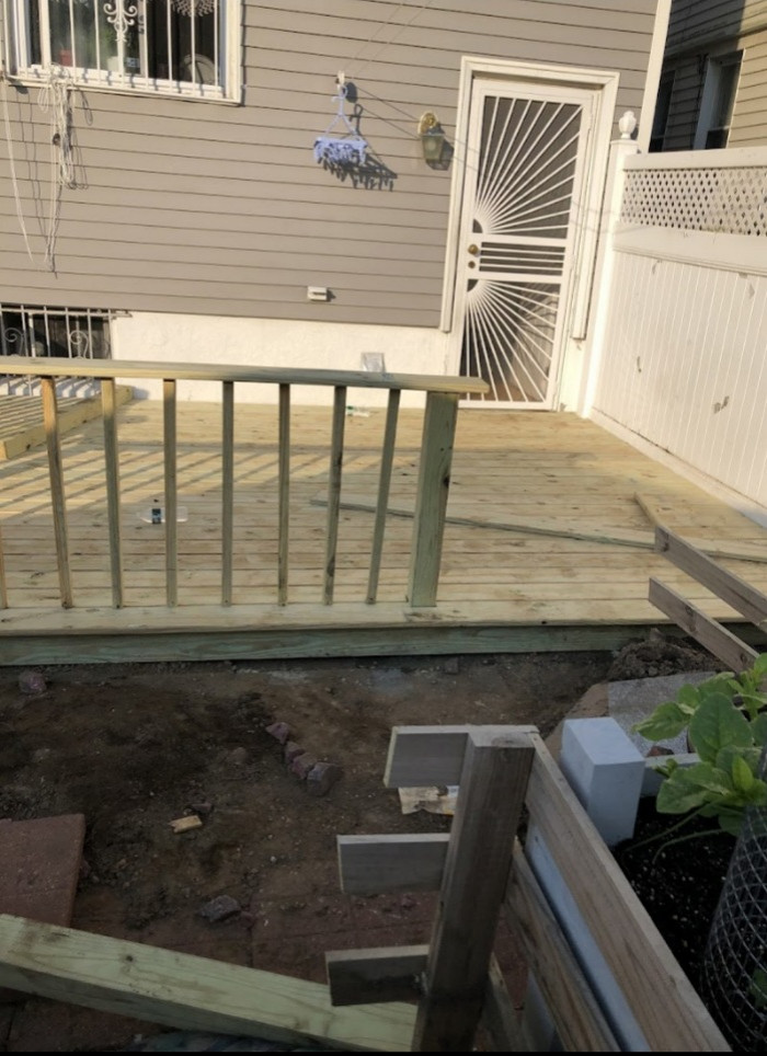 Inspiration for a transitional deck remodel in New York