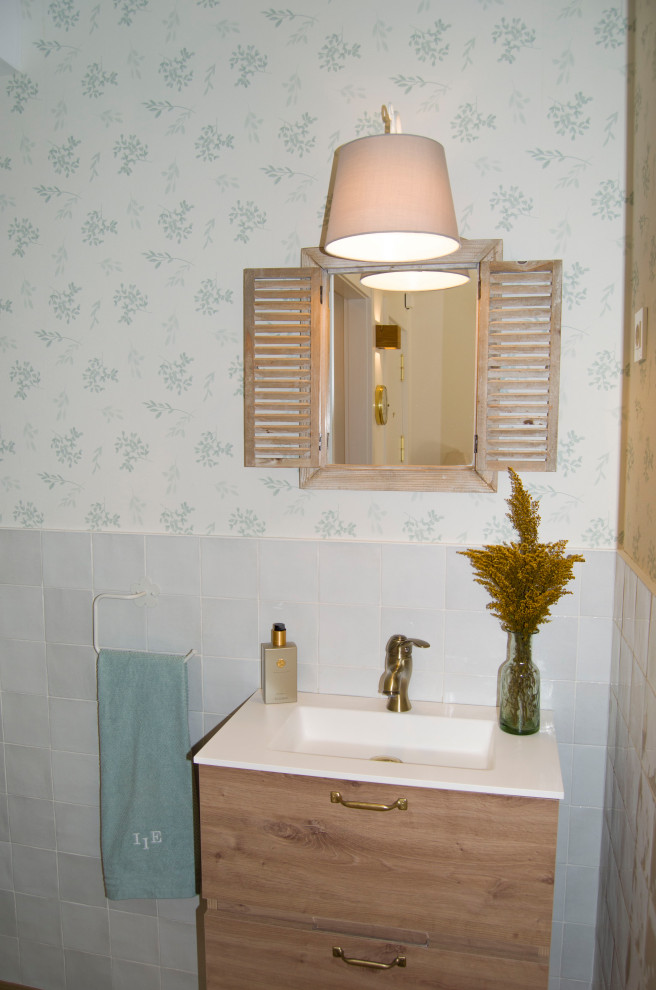Источник вдохновения для домашнего уюта: туалет в скандинавском стиле с серой плиткой, плиткой кабанчик, столешницей из плитки и бежевой столешницей