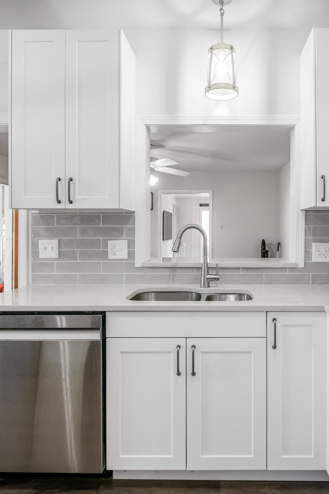 Imagen de cocina moderna de tamaño medio con armarios estilo shaker, puertas de armario blancas y encimera de cuarzo compacto