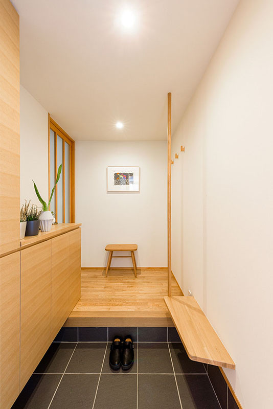Источник вдохновения для домашнего уюта: прихожая с полом из керамической плитки, серым полом и обоями на стенах