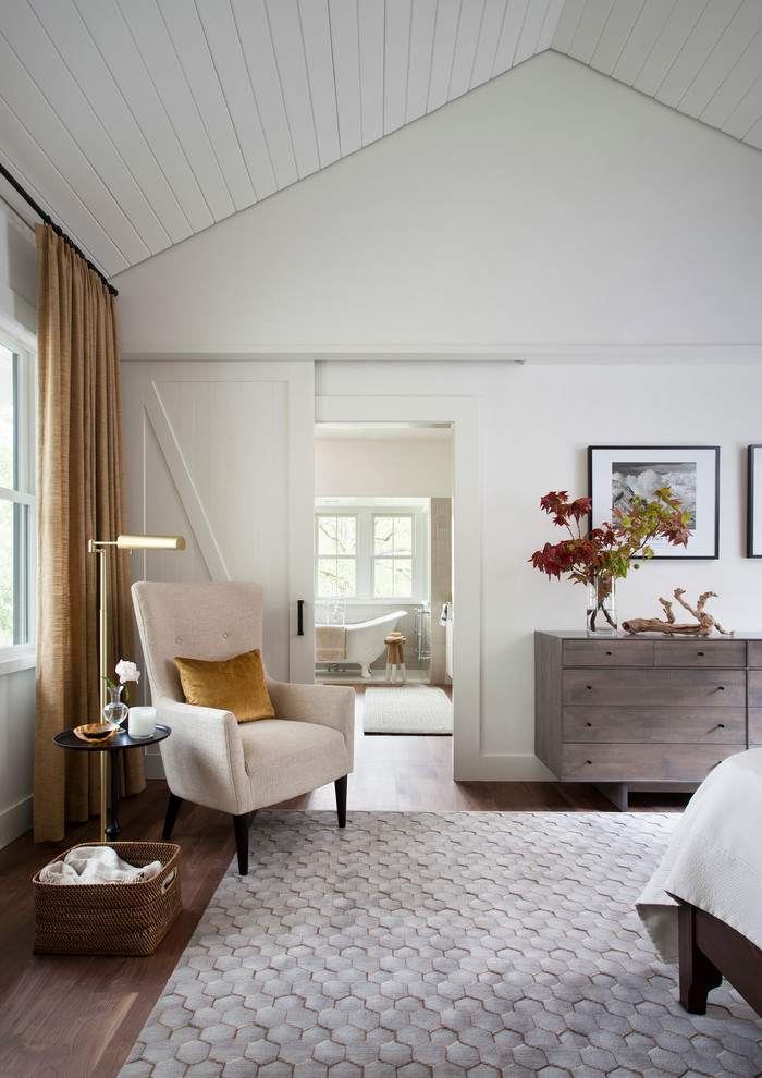 Country bedroom in Austin with white walls.