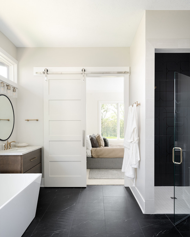 Aménagement d'une salle de bain principale moderne en bois brun de taille moyenne avec un placard à porte plane, une baignoire indépendante, un espace douche bain, WC à poser, un sol en marbre, un lavabo encastré, un plan de toilette en granite, un sol noir, meuble-lavabo encastré et meuble double vasque.