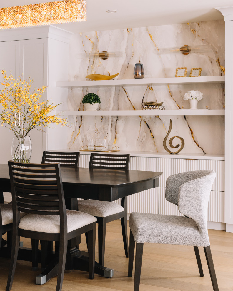 Idée de décoration pour une salle à manger minimaliste avec un manteau de cheminée en carrelage.