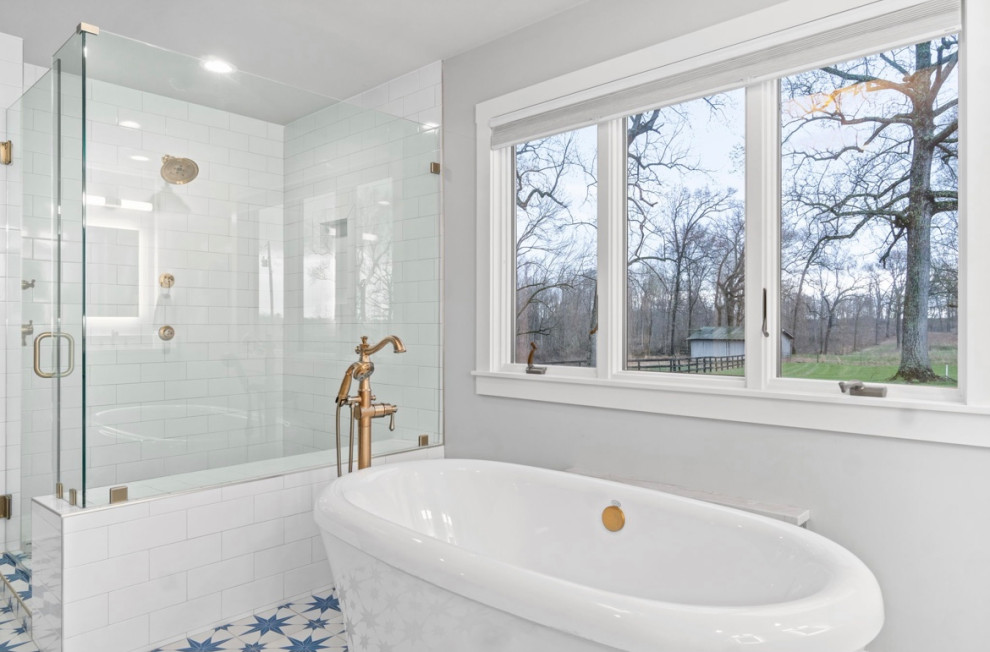 Idées déco pour une salle de bain éclectique avec une baignoire indépendante, un sol en carrelage de céramique, un sol bleu et une cabine de douche à porte battante.
