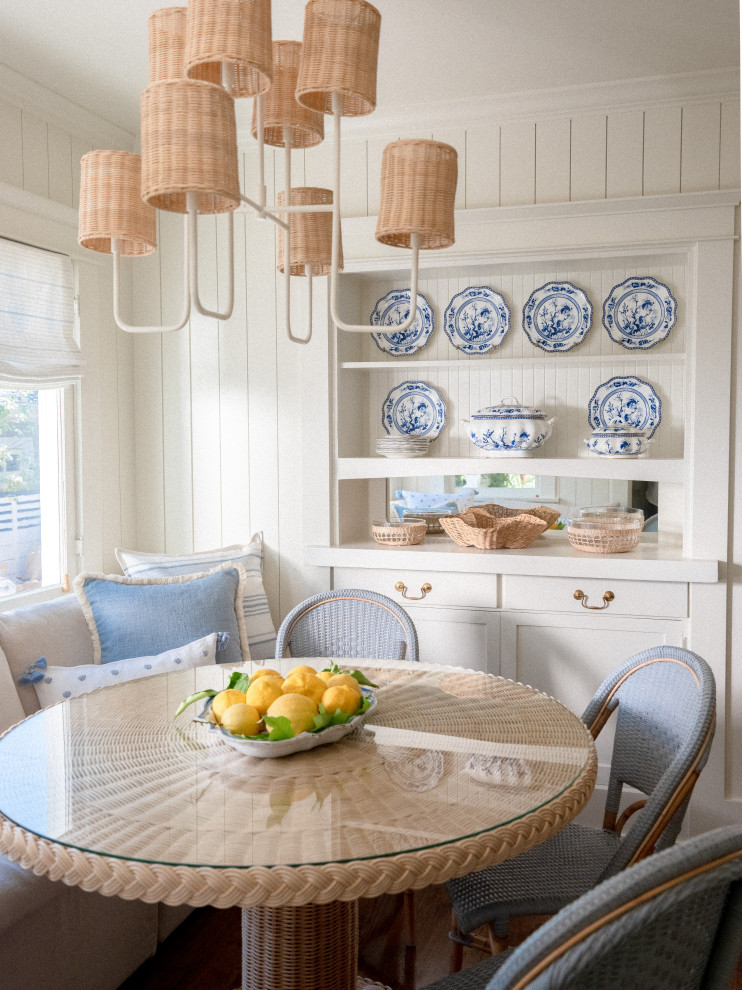 На фото: столовая в классическом стиле с с кухонным уголком, белыми стенами и стенами из вагонки с
