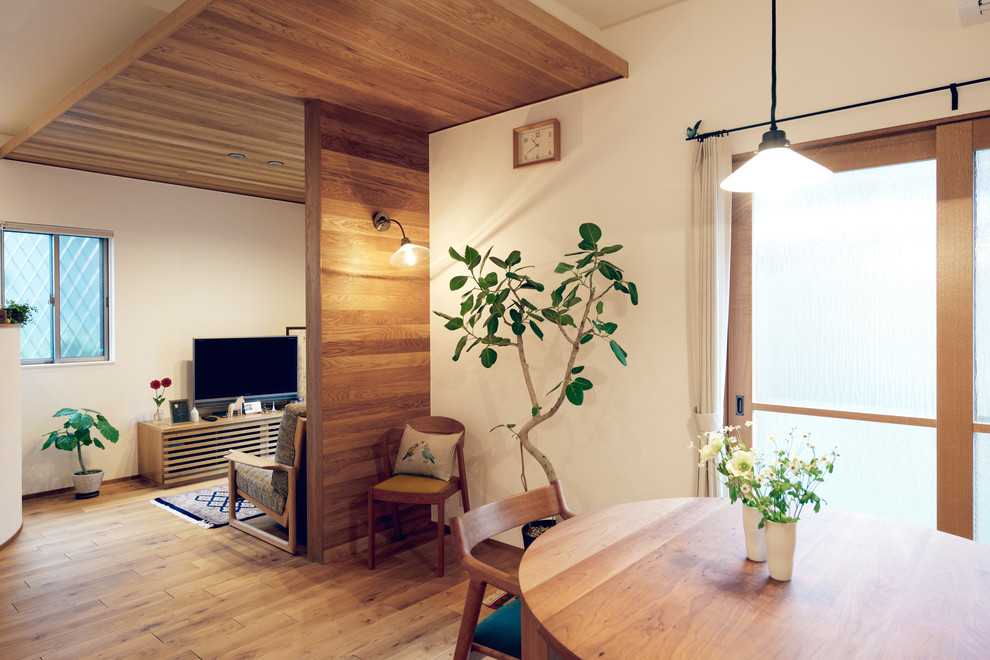 Scandinavian open concept living room in Nagoya with medium hardwood floors and a freestanding tv.