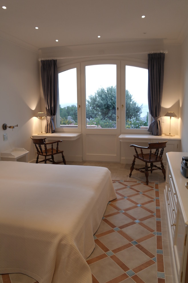 Mittelgroßes Mediterranes Hauptschlafzimmer ohne Kamin mit weißer Wandfarbe, Keramikboden und buntem Boden in Hamburg