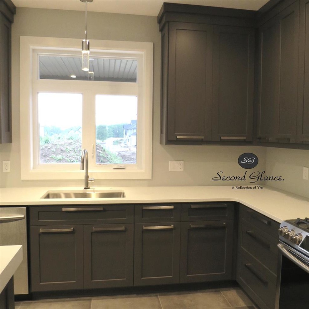 Kitchen - transitional kitchen idea in Toronto