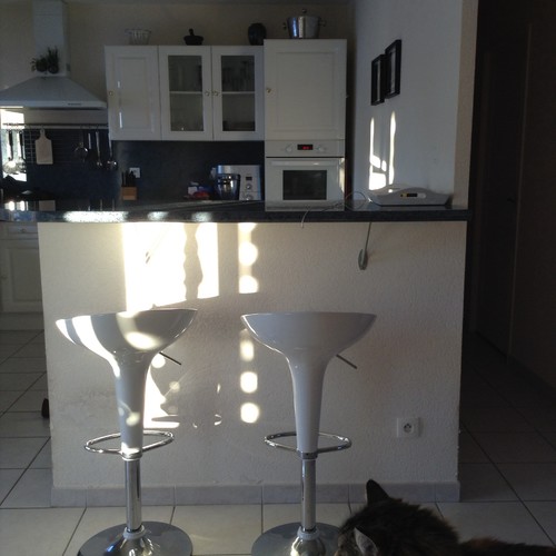 Quel revêtement pour ce mur qui fait office de bar? Cuisine avec deco placo