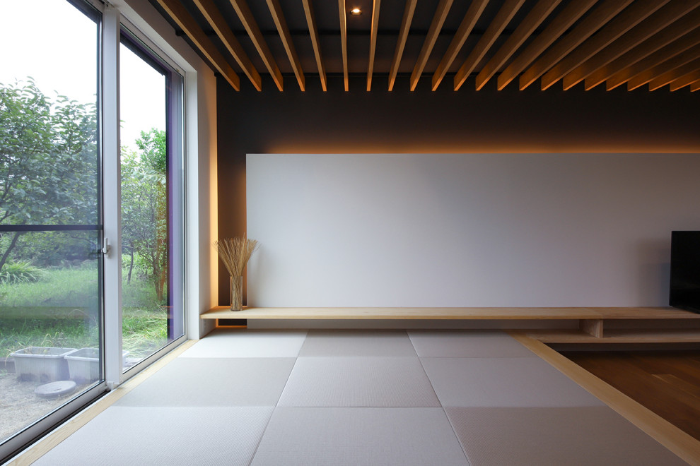 Стильный дизайн: изолированная гостиная комната в стиле модернизм с белыми стенами, полом из фанеры, коричневым полом и многоуровневым потолком без камина, телевизора - последний тренд