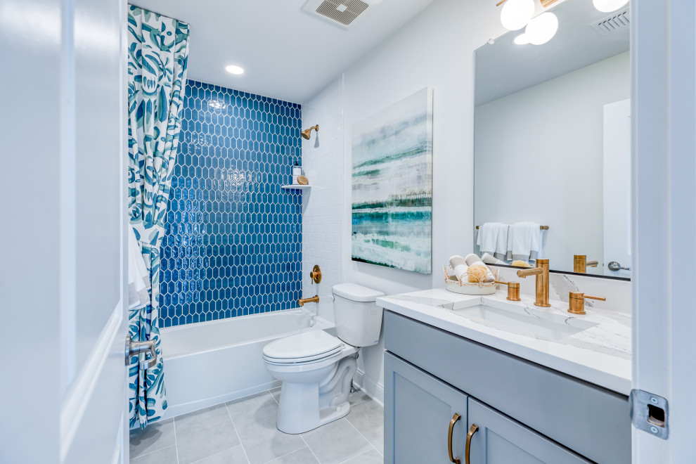 Свежая идея для дизайна: ванная комната в стиле неоклассика (современная классика) с фасадами в стиле шейкер, серыми фасадами, ванной в нише, душем над ванной, синей плиткой, белыми стенами, врезной раковиной, серым полом, шторкой для ванной, белой столешницей, тумбой под одну раковину и встроенной тумбой - отличное фото интерьера