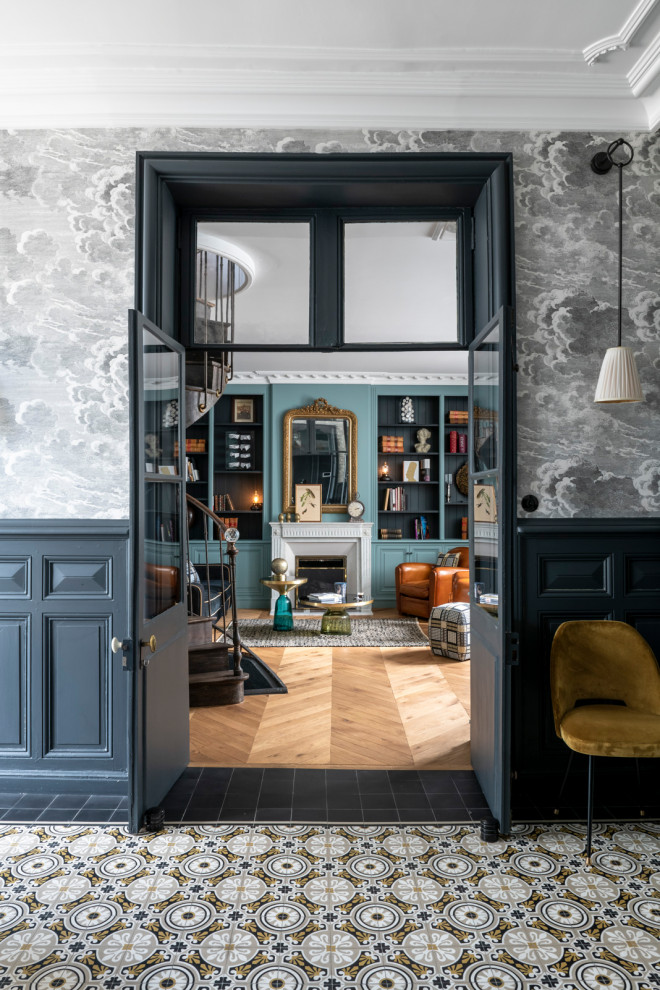 アンジェにあるお手頃価格の広いトランジショナルスタイルのおしゃれな玄関ロビー (青い壁、テラコッタタイルの床、マルチカラーの床、格子天井、パネル壁) の写真
