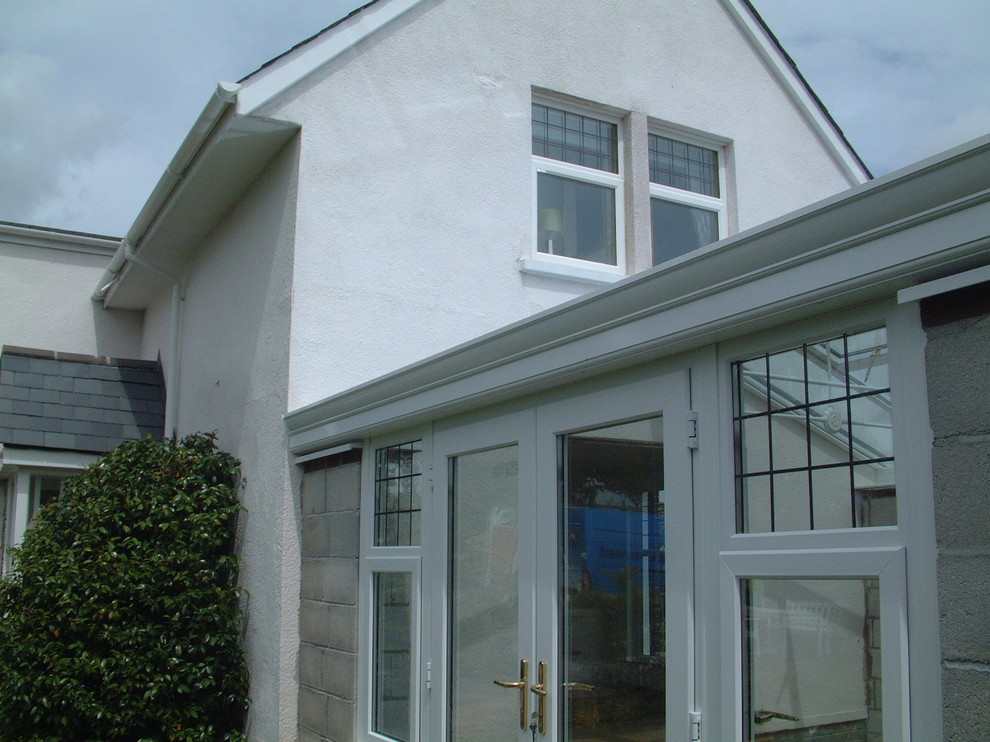 Photo of a mid-sized contemporary sunroom in Sussex with a skylight.