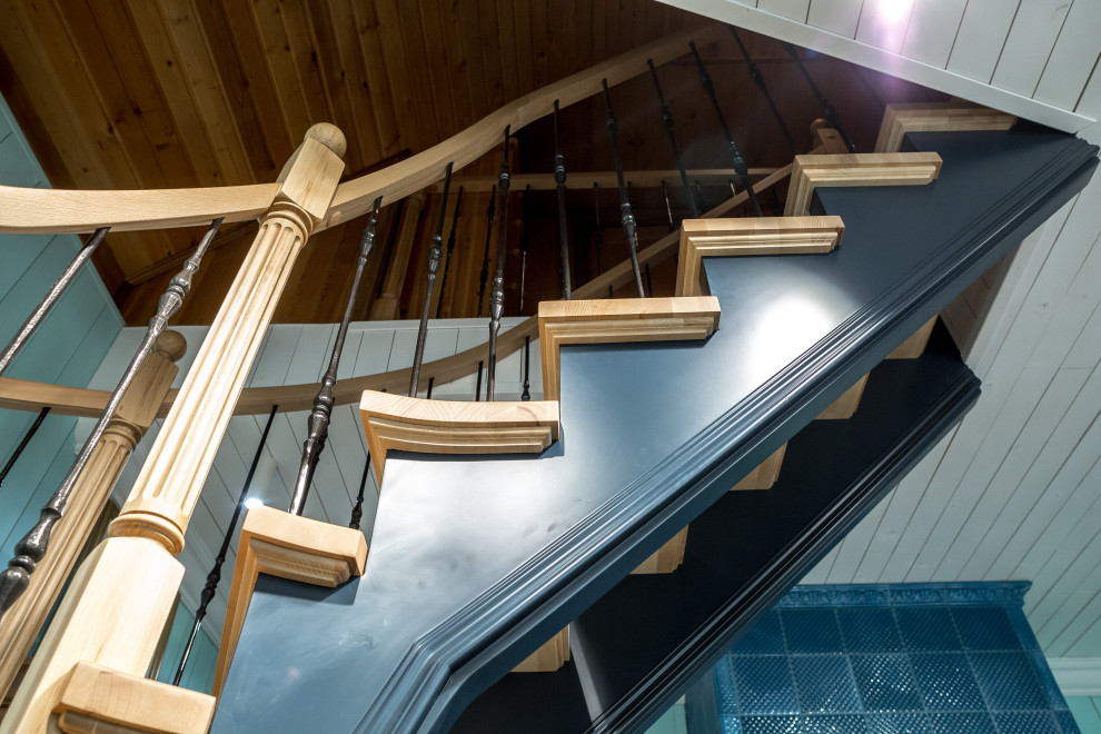 Modelo de escalera curva mediterránea pequeña con escalones de madera y machihembrado