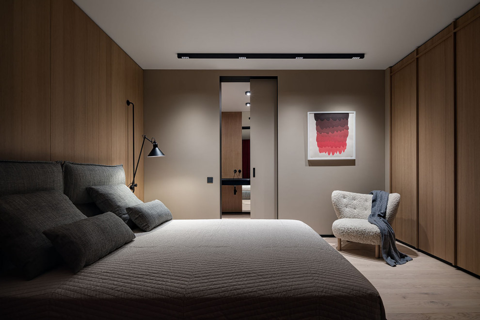Ejemplo de dormitorio principal y blanco y madera nórdico de tamaño medio con paredes beige, suelo de madera en tonos medios, suelo beige y panelado