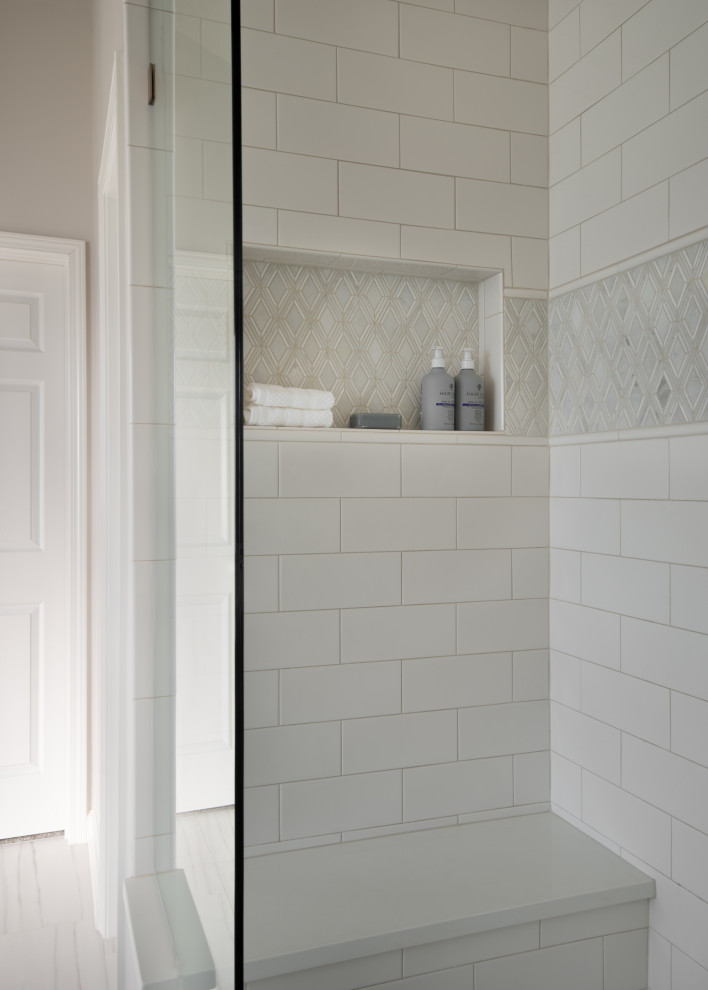 Exempel på ett mellanstort klassiskt brun brunt en-suite badrum, med luckor med infälld panel, vita skåp, ett fristående badkar, en dusch i en alkov, vit kakel, keramikplattor, grå väggar, klinkergolv i porslin, ett undermonterad handfat, bänkskiva i kvarts, grått golv och dusch med gångjärnsdörr