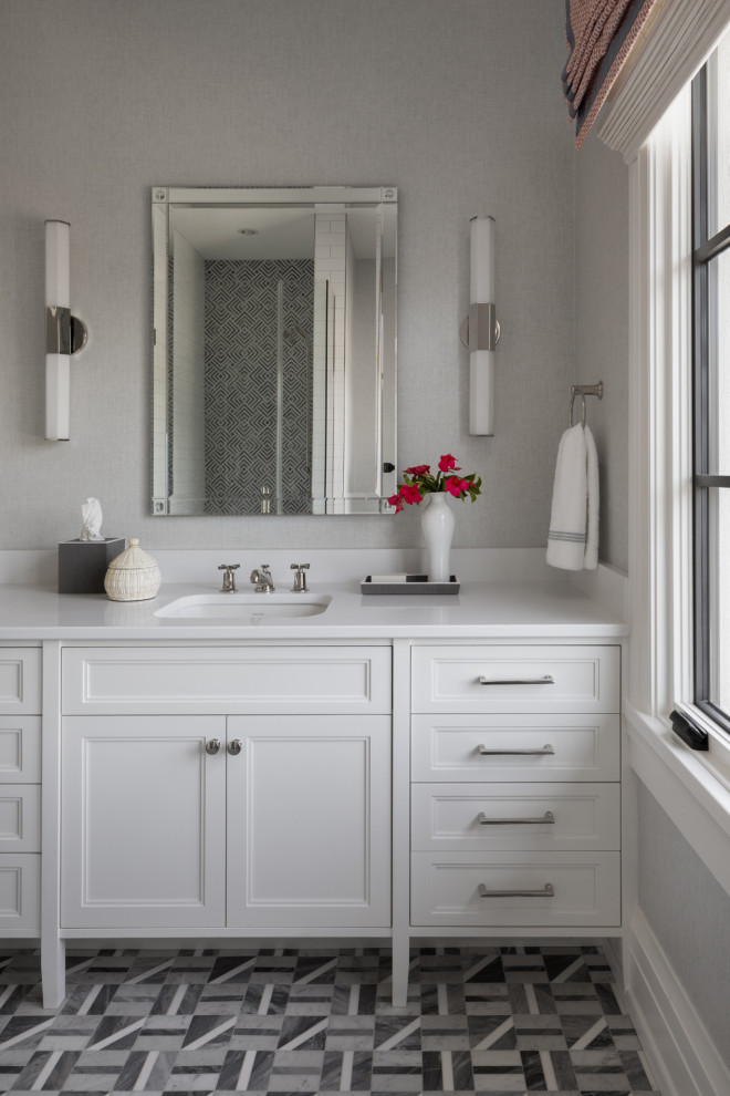 Свежая идея для дизайна: ванная комната в стиле кантри с фасадами с утопленной филенкой, белыми фасадами, душем в нише, серыми стенами, полом из мозаичной плитки, душевой кабиной, врезной раковиной, серым полом, душем с распашными дверями, белой столешницей, тумбой под одну раковину и встроенной тумбой - отличное фото интерьера
