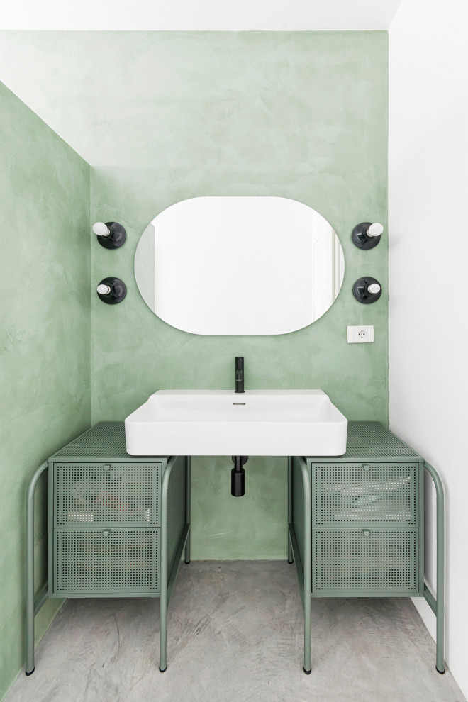 Mittelgroße Moderne Gästetoilette mit grünen Schränken, grünen Fliesen, grüner Wandfarbe, Betonboden, Edelstahl-Waschbecken/Waschtisch, grauem Boden, grüner Waschtischplatte und freistehendem Waschtisch in Venedig