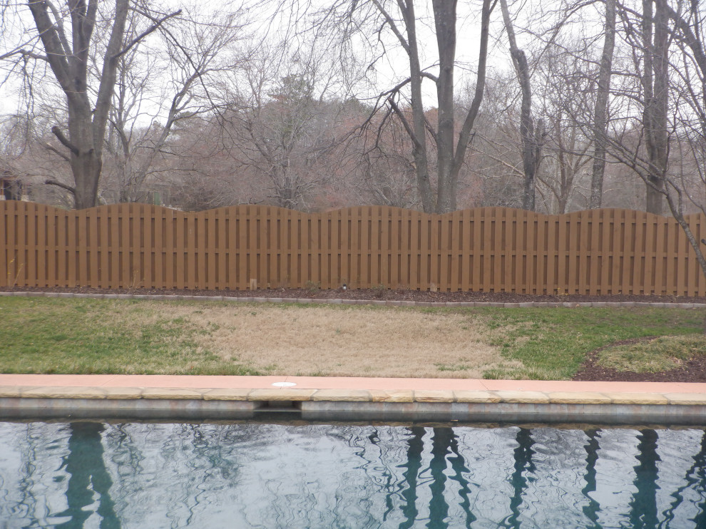 Стильный дизайн: ландшафтный бассейн среднего размера на заднем дворе в классическом стиле с мощением клинкерной брусчаткой - последний тренд