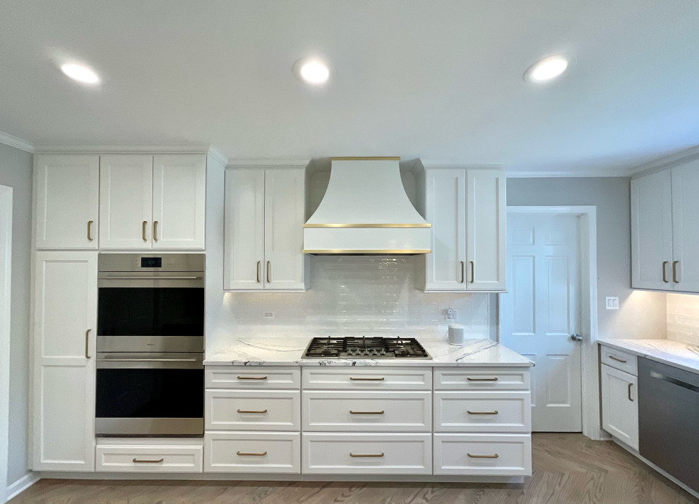 Transitional kitchen photo in Chicago