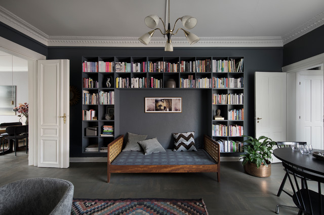 Inred vardagsrum med grå väggar, vintage och platsbyggd bokhylla
