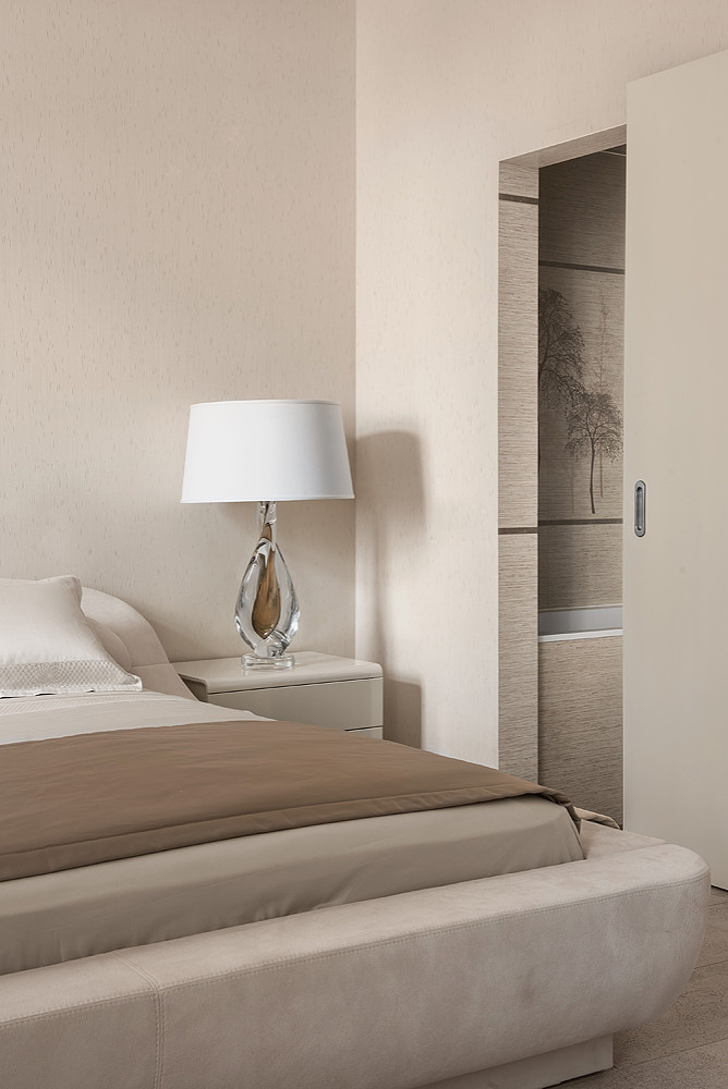 Современная квартира в Санкт-Петербурге с видом на озеро.