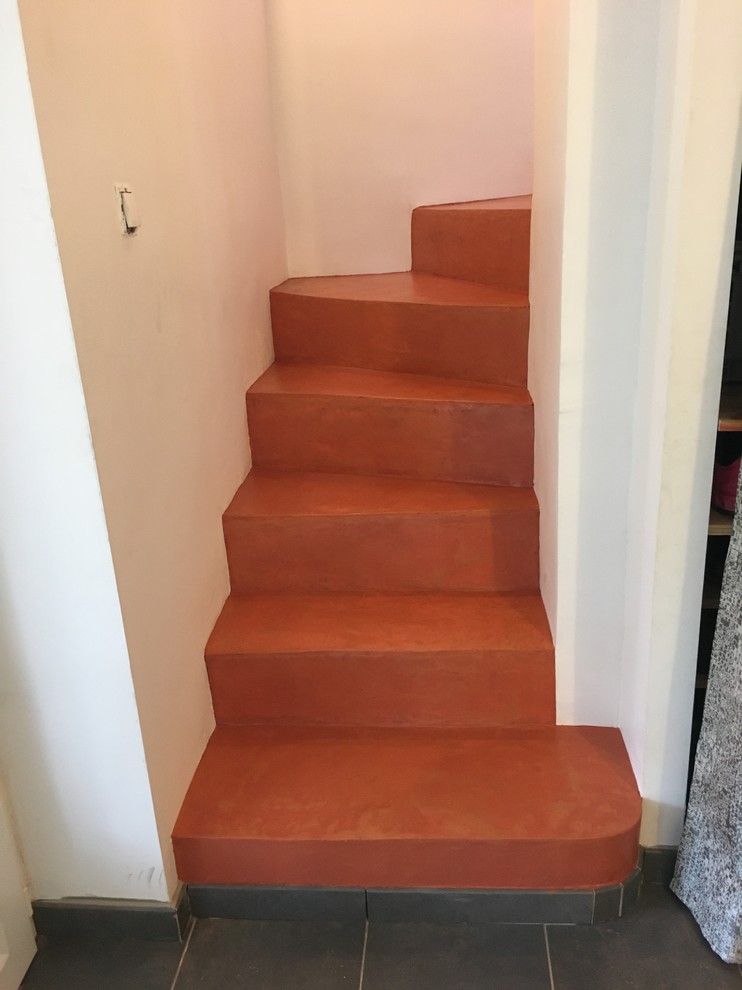 Idée de décoration pour escalier in U and béton With des contremarches en béton and un garde-corps en métal.