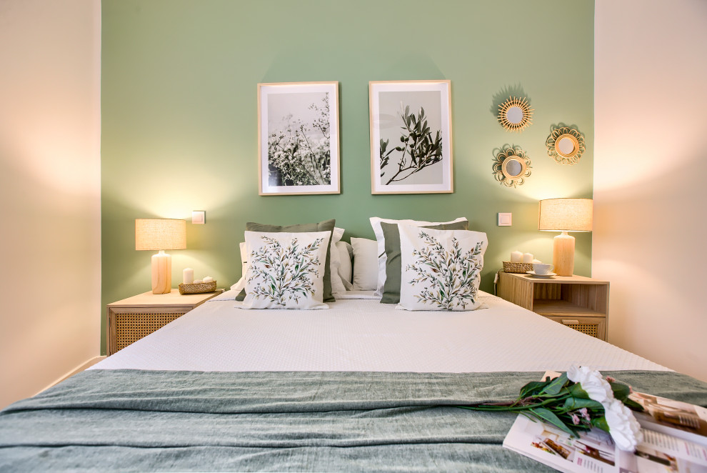 На фото: хозяйская спальня среднего размера в скандинавском стиле с зелеными стенами, светлым паркетным полом и коричневым полом с