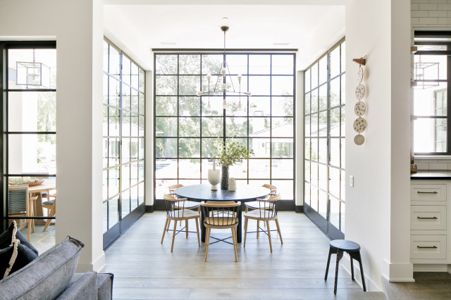Modern Farmhouse in La Canada Flintridge casa-de-campo-comedor