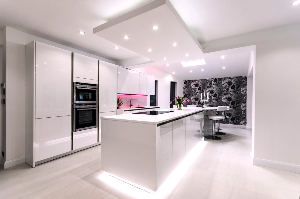 Photo of a large modern kitchen in Manchester.