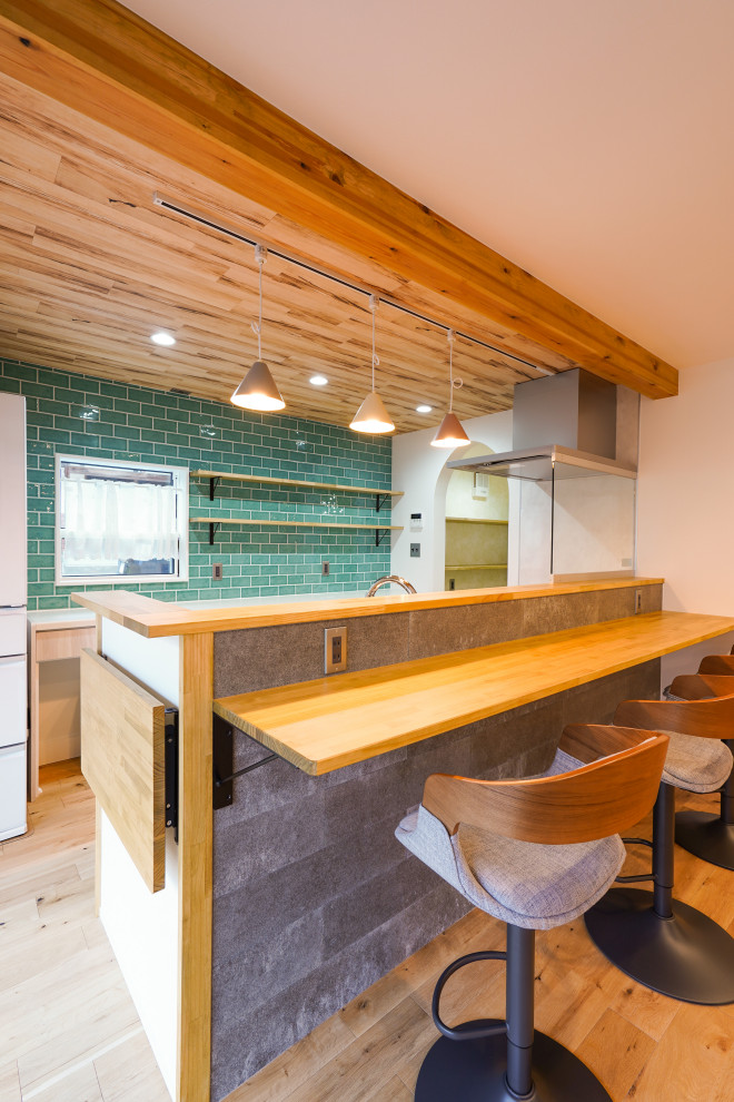 Источник вдохновения для домашнего уюта: кухня-столовая в стиле фьюжн с деревянным потолком