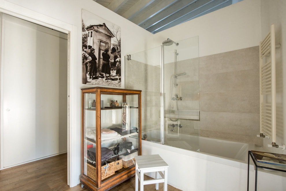 Идея дизайна: ванная комната в стиле фьюжн с белыми стенами, темным паркетным полом и деревянным потолком