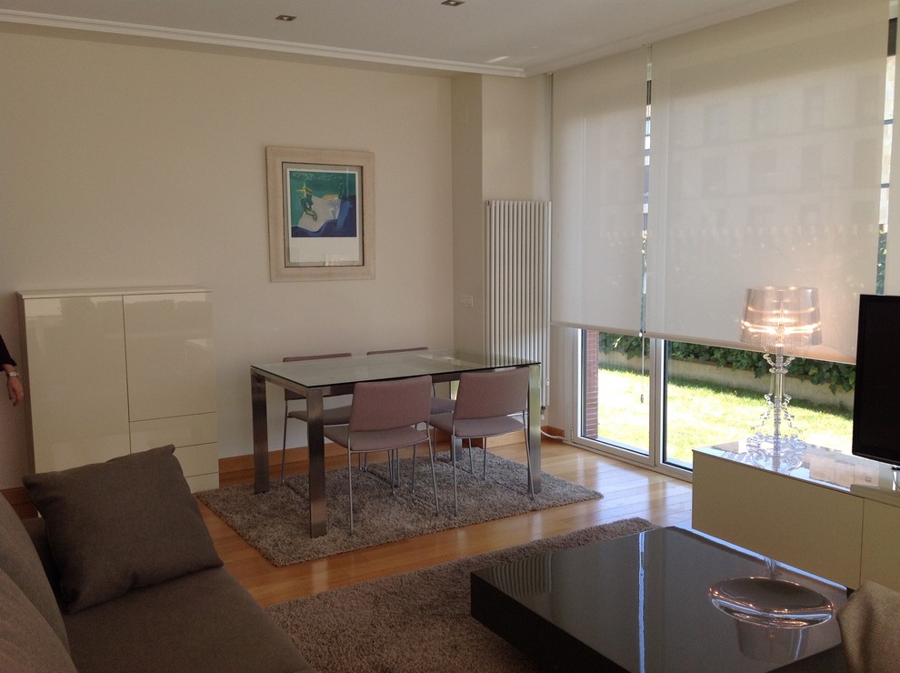 Foto de comedor tradicional renovado de tamaño medio sin chimenea con paredes beige y suelo de madera en tonos medios