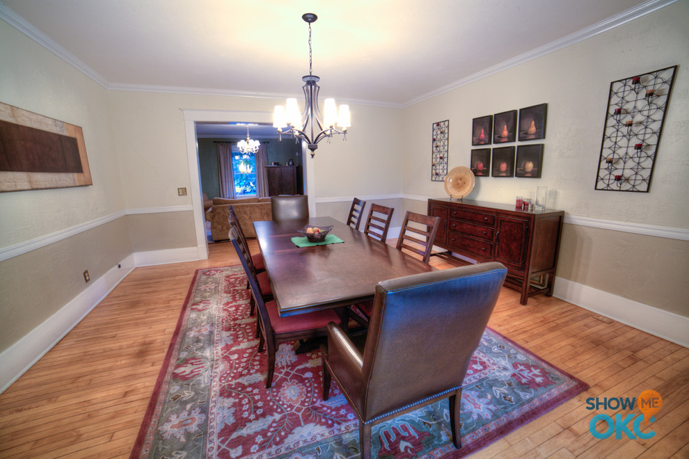 This is an example of an arts and crafts dining room in Oklahoma City.