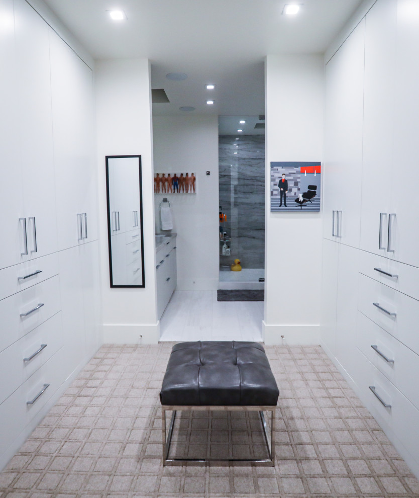 Mittelgroßes Modernes Ankleidezimmer mit Einbauschrank, flächenbündigen Schrankfronten, weißen Schränken, Teppichboden und grauem Boden in Salt Lake City