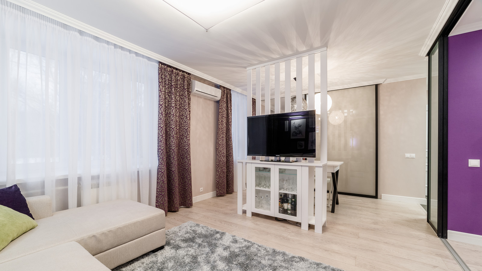 Глубокий винный цвет в интерьере стандартной двушки