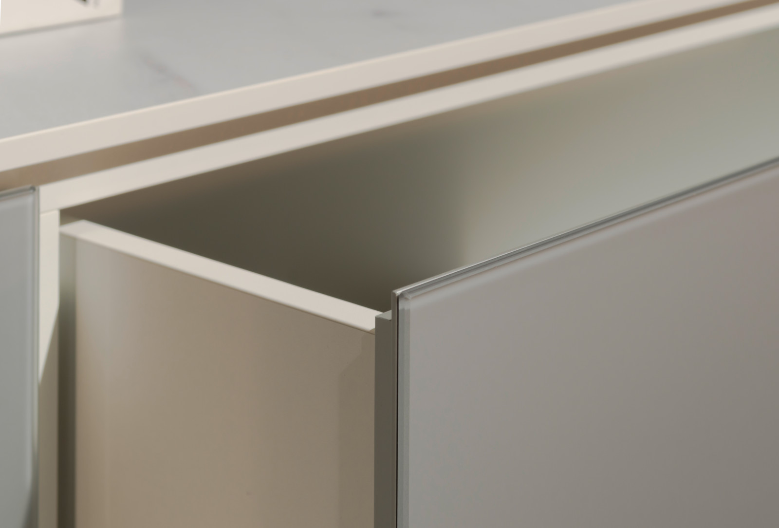 Серый комод raumplus с выставки IMM Cologne 2020