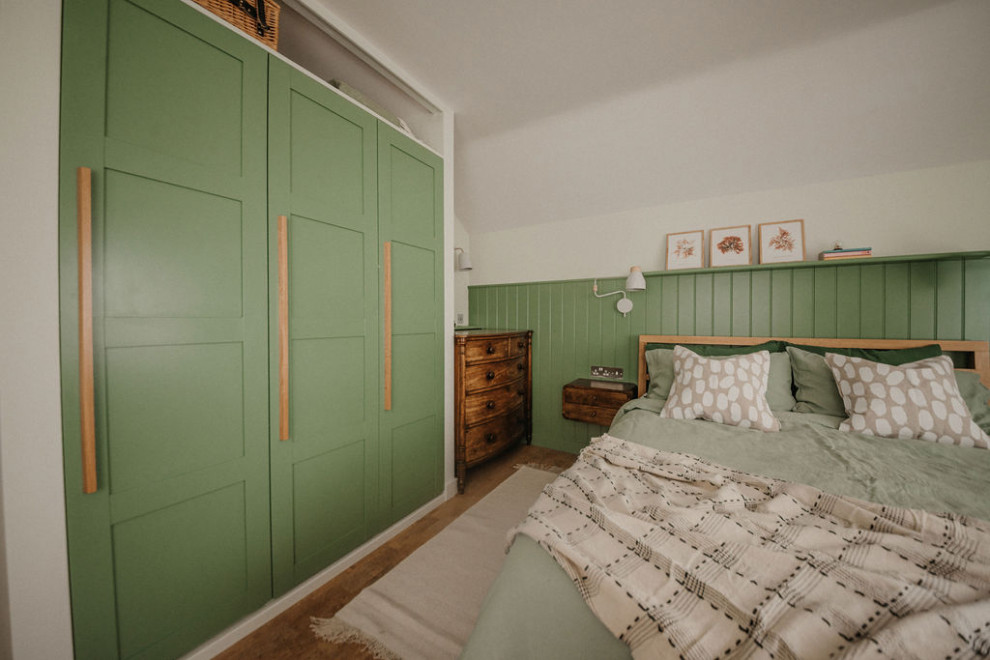 Immagine di una camera matrimoniale nordica di medie dimensioni con pareti verdi e pavimento in sughero