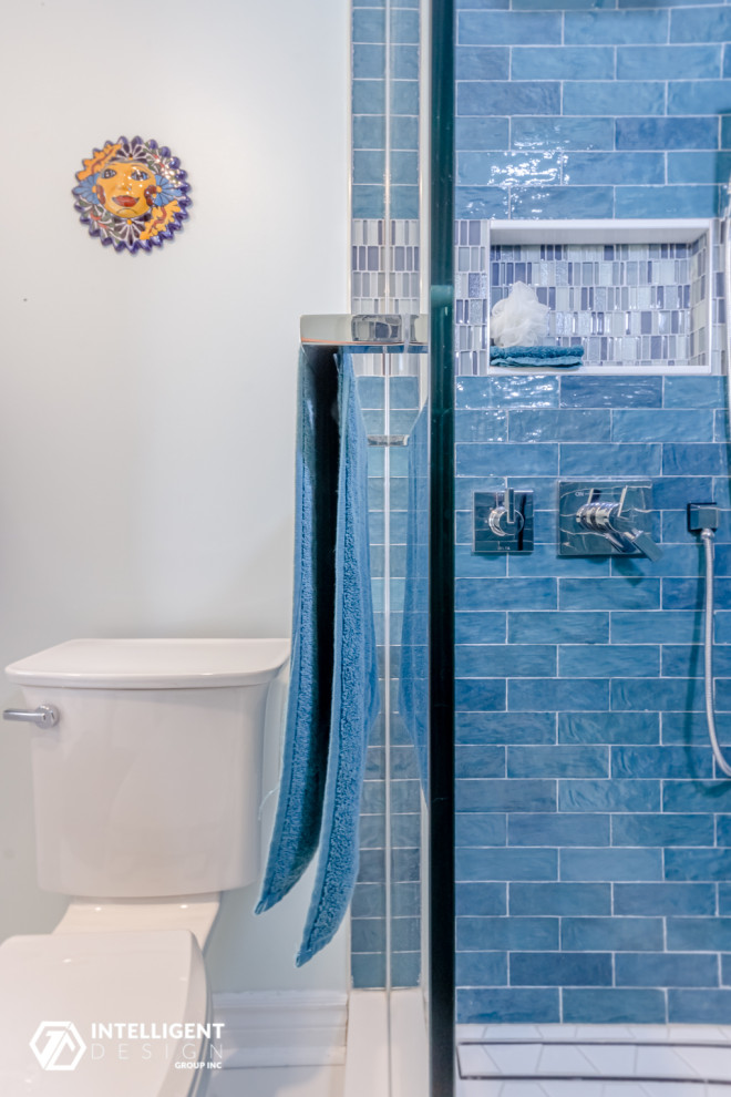 Идея дизайна: главная ванная комната среднего размера в стиле неоклассика (современная классика) с плоскими фасадами, белыми фасадами, душем в нише, унитазом-моноблоком, синей плиткой, керамогранитной плиткой, зелеными стенами, полом из керамогранита, врезной раковиной, столешницей из искусственного кварца, белым полом, душем с распашными дверями, белой столешницей, нишей, тумбой под одну раковину и встроенной тумбой