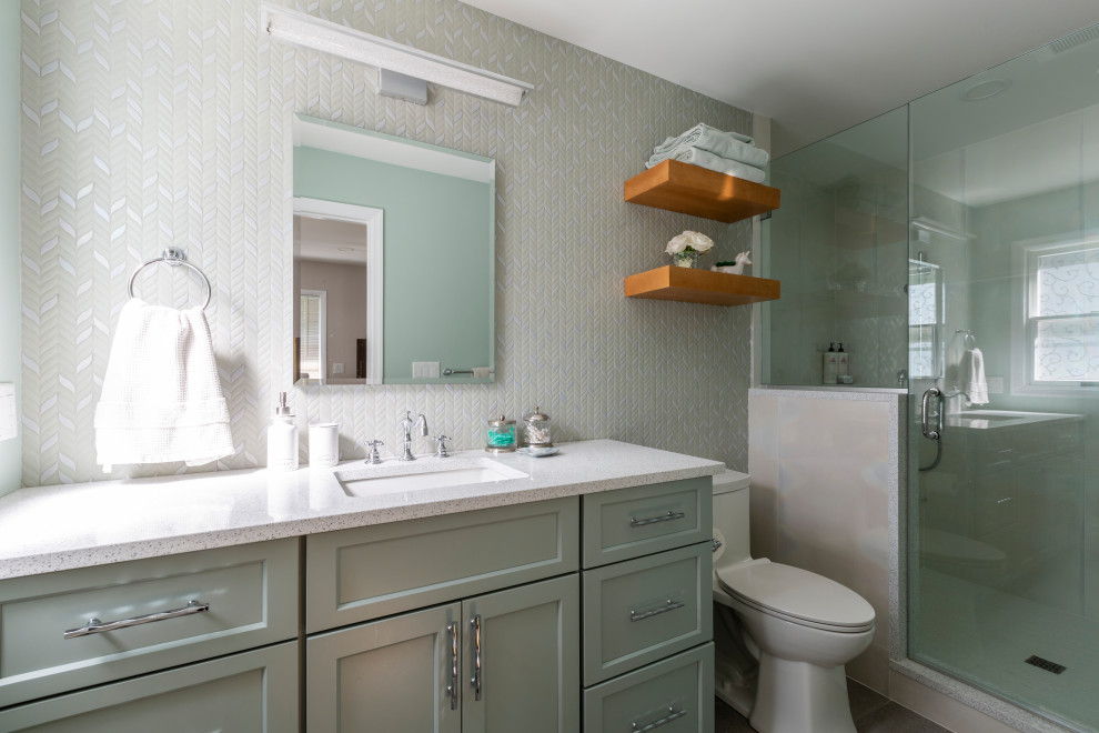 На фото: маленькая главная ванная комната в стиле неоклассика (современная классика) с фасадами в стиле шейкер, синими фасадами, душем в нише, раздельным унитазом, белой плиткой, плиткой мозаикой, полом из керамической плитки, врезной раковиной, столешницей из искусственного кварца, серым полом, душем с распашными дверями, белой столешницей, сиденьем для душа, тумбой под одну раковину и встроенной тумбой для на участке и в саду с