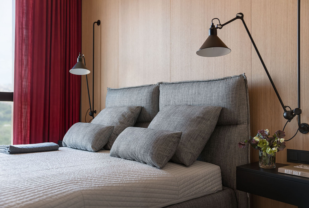 他の地域にある中くらいな北欧スタイルのおしゃれな主寝室 (ベージュの壁、無垢フローリング、ベージュの床、パネル壁、アクセントウォール)