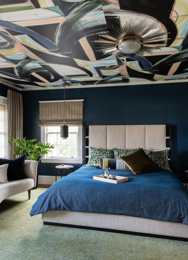 Großes Klassisches Hauptschlafzimmer mit blauer Wandfarbe, dunklem Holzboden, braunem Boden und Tapetendecke in San Francisco