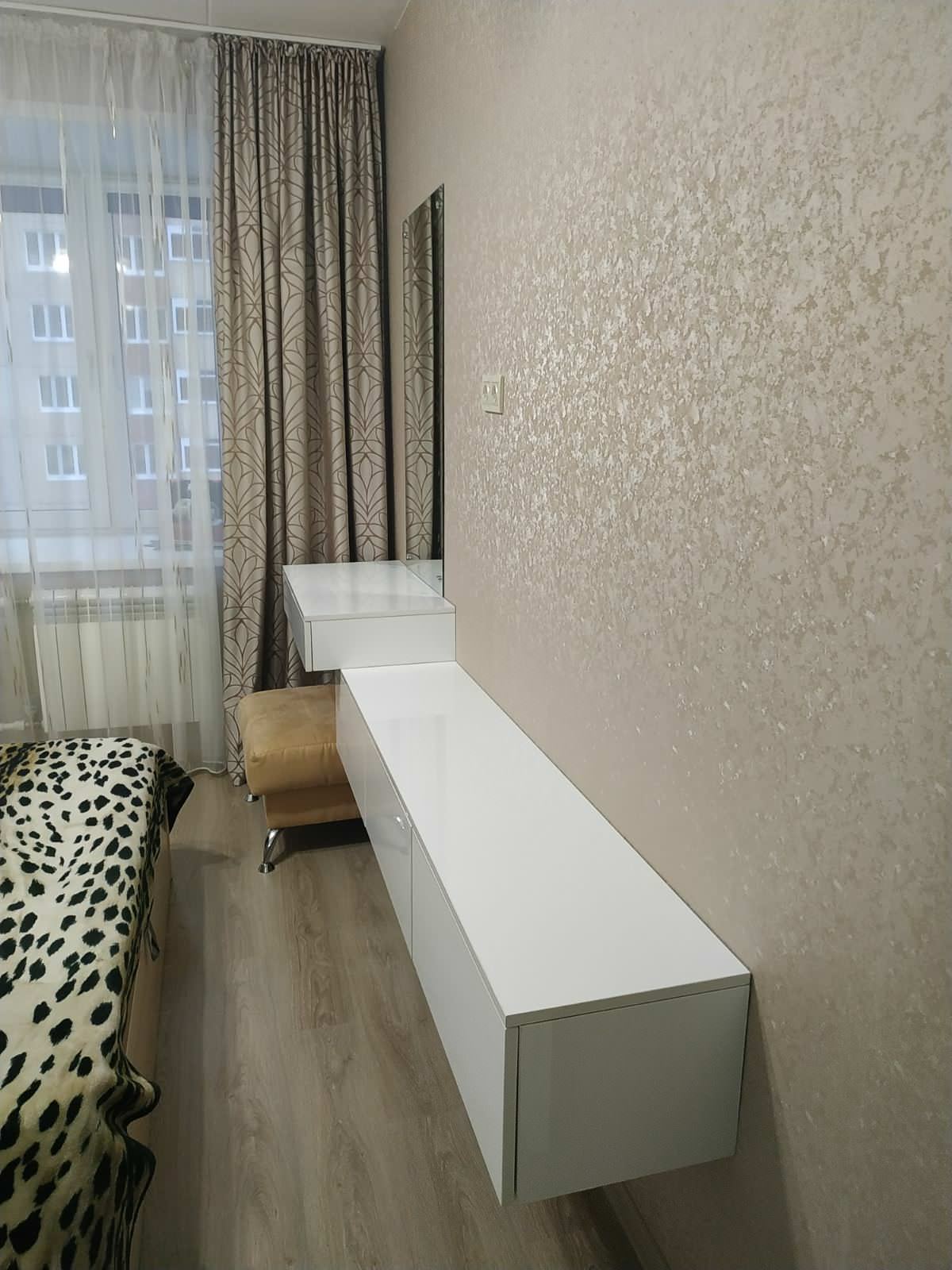 Подвесные тумбы в спальне