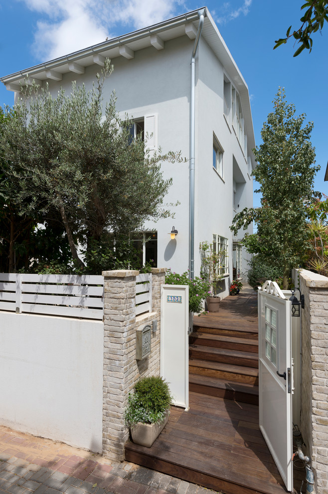 This is an example of a mediterranean garden in Tel Aviv with a garden path and decking.