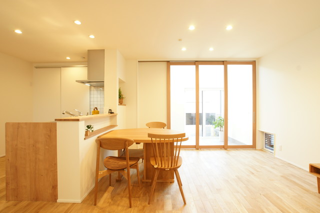 土間を楽しむ家 modern-dining-room