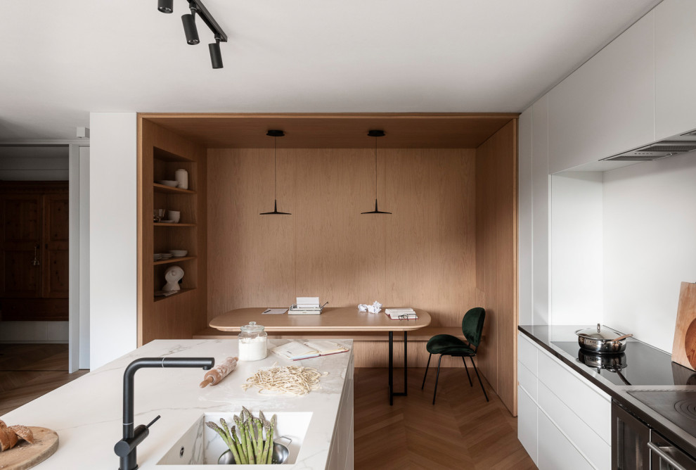 Foto di una piccola sala da pranzo aperta verso la cucina design con parquet chiaro