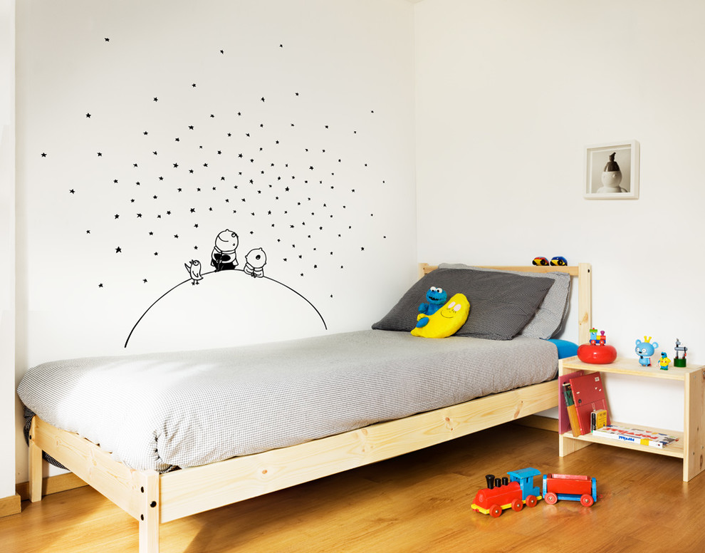 Design ideas for a mid-sized contemporary gender-neutral kids' bedroom for kids 4-10 years old in Lyon.