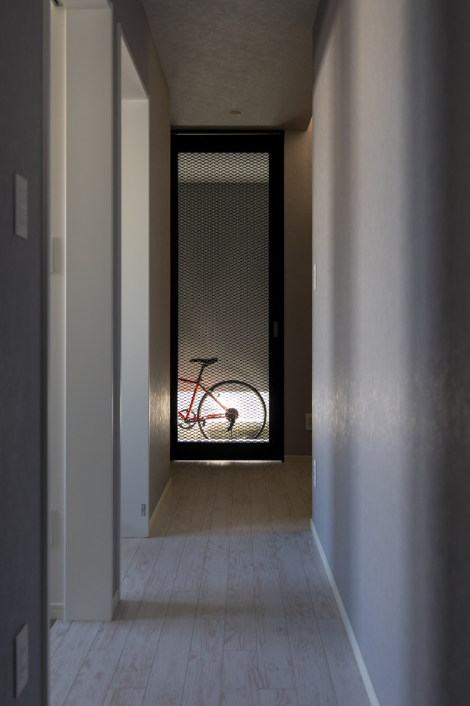 На фото: коридор в стиле модернизм с серыми стенами, полом из винила, серым полом, потолком с обоями и обоями на стенах с