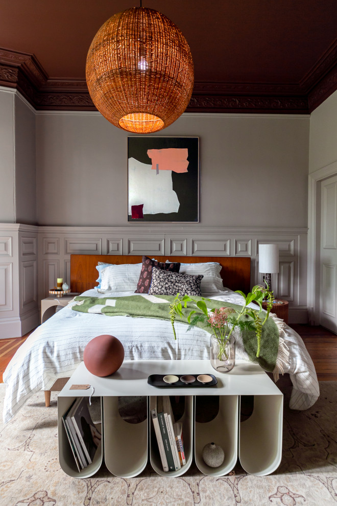 Imagen de dormitorio principal bohemio grande con suelo de madera en tonos medios y suelo marrón